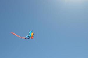 vlieger stijgt in de blauw lucht. kopiëren ruimte achtergrond. vrijheid concept foto
