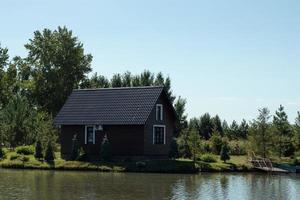 klein houten huis door de meer in de Woud foto