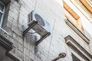 goedkoop lucht conditioner Aan de muur van de huis. uiterlijk problemen van stad straten. stedenbouw concept foto