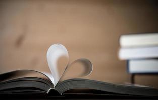 pagina's van een boek die de vorm van het hart vormen foto