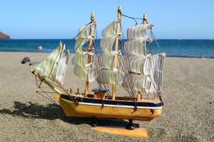 miniatuur schip in de zand foto