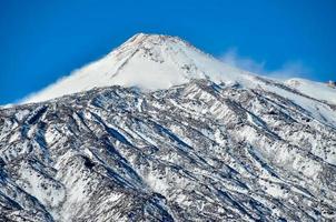 besneeuwde berglandschap foto