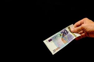 hand- Holding een euro bankbiljet foto