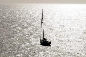 het zeilen jacht Aan de zee foto