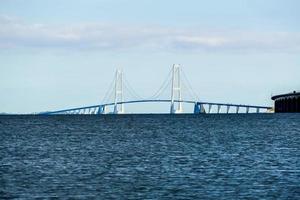 brug over- de zee foto