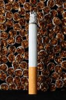 stapel van tabak sigaretten foto