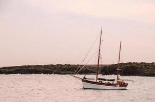 boten Aan de kust foto