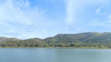 landschap visie van majoor toerist vlekken in Thailand. rivier- met camping vlekken en bossen en bergen onder de blauw lucht. Bij kaeng krachan wijk, phetchaburi van Thailand. foto