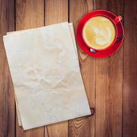 oud papier en koffie Aan hout tafel met ruimte. foto