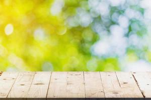 groen bokeh en zacht licht in tuin en hout tafel met ruimte foto