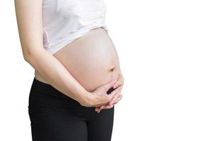 zwanger vrouw Holding buik Aan geïsoleerd wit met knipsel pad. foto