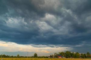 veld- en storm regenwolken foto