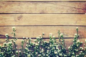 bloemen Aan hout structuur achtergrond met kopieerruimte. wijnoogst stijl. foto