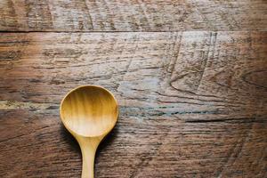 hout lepel Aan houten tafel dichtbij omhoog foto