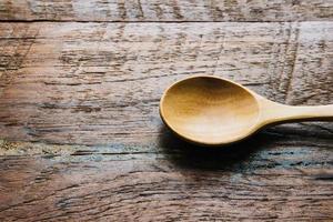 hout lepel Aan houten tafel dichtbij omhoog foto