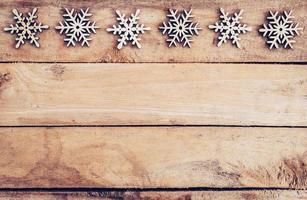 Kerstmis decoratie met hout sneeuwvlok Aan tafel met kopiëren ruimte foto