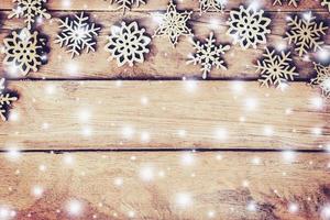 hout Kerstmis decoratie met sneeuw wit Aan hout achtergrond met kopieerruimte. foto