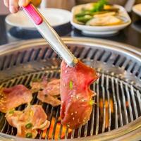 eten op Koreaanse bbq grill, vlees en groente foto
