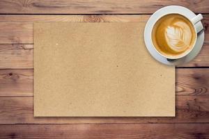 bruin papier en koffie Aan hout achtergrond structuur foto