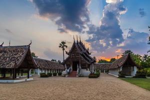 wat ton kain, oude houten tempel in chiang mai thailand. foto