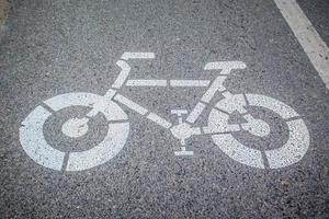 wit pijl en fiets teken pad Aan de weg. foto