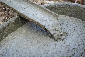 gieten cement gedurende voor bouw foto