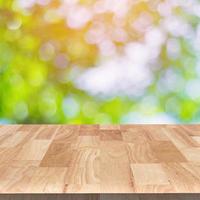 hout tafel en groen blad bokeh wazig voor natuur achtergrond foto