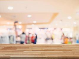 hout tafel en boodschappen doen winkelcentrum wazig achtergrond met ruimte voor Product. foto