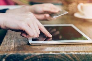 hand- vrouw pays door credit kaart voor online aankoop Aan een tablet computer. foto