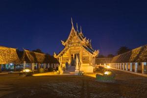 wat ton kain, oude houten tempel in chiang mai thailand. foto