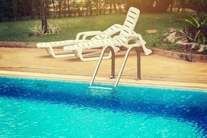 zwemmen zwembad met trap Bij hotel vintage. foto
