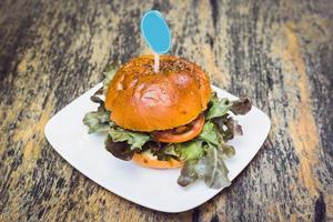 dichtbij omhoog hamburger eigengemaakt Aan hout tafel foto