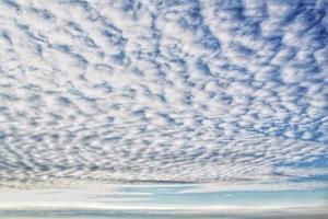 wit licht zacht wolken drijvend in blauw lucht. natuur ochtend- landschap achtergrond. Doorzichtig voorjaar wind. helder zomer dag. winter kalmte lucht hemellandschap. abstract panorama. verandering klimaat. laag hoek visie foto