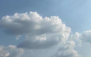 lucht en pluizig wolk landschap in de ochtend- is ongelooflijk rustgevend naar begin de dag, hemel en pluizig wit wolk gemaakt me voelen ontspannen, hemel en pluizig wolk landschap nemen een majestueus en adembenemend schoonheid foto