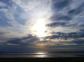 de zee Bij zonsondergang. mooi wolken. foto