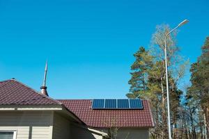 zonne- panelen Aan de dak van de huis, milieuvriendelijk gebruik van natuurlijk bronnen, alternatief energie bron foto