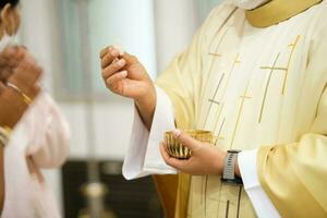 priester vieren massa Bij de kerk foto