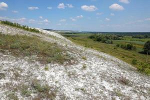 oude miljoenen krijt bergen Aan de steppe oppervlakte van aarde foto