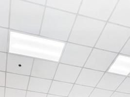 fluorescerend lamp Aan de modern plafond foto