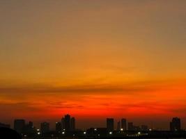 mooi zonsondergang lucht tafereel gouden uur. levendig zonsondergang lucht foto