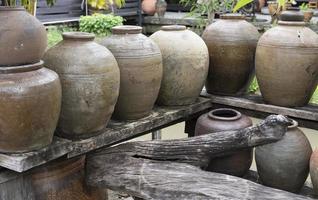 meerdere oude terracotta potten met houten deksels Aan top. foto
