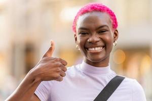 glimlachen Afrikaanse vrouw gebaren naar worden Oke buitenshuis foto