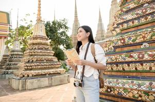 mooi toerist vrouw Aan vakantie bezienswaardigheden bekijken en verkennen Bangkok stad, Thailand, vakantie en op reis concept foto