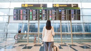 een jong vrouw met koffer , controleren in Bij Internationale luchthaven , vakantie reizen en vervoer concept foto