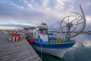 oud visvangst boot in zygi visvangst haven, Cyprus foto