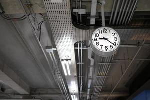 analoog klok hangende Aan plafond. foto