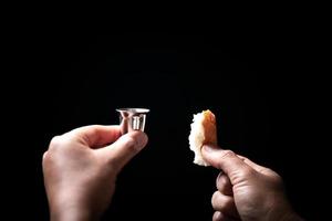 concept van Eucharistie of heilig gemeenschap van Christendom. Eucharistie is sacrament ingesteld door Jezus. gedurende laatste avondmaal met discipelen. brood en wijn is lichaam en bloed van Jezus Christus van christenen. foto