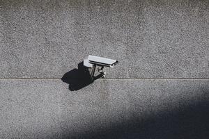 bewakingscamera aan de muur van het gebouw foto