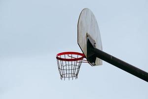 basketbalring met kettingnet foto