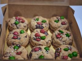 dichtbij omhoog van eigengemaakt koekjes in een doos . foto